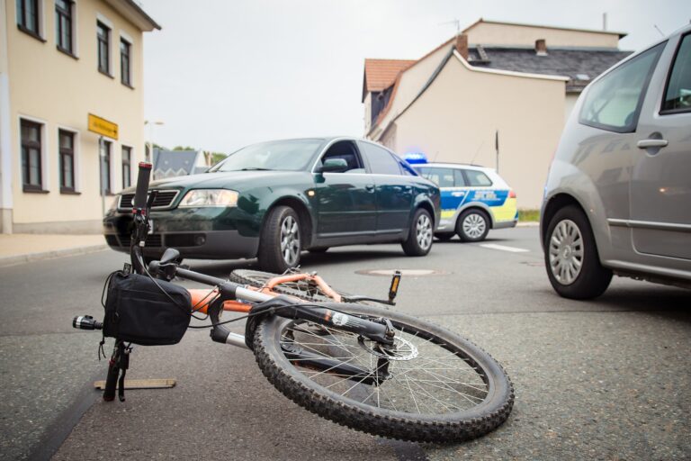 Daños físicos y materiales a conductor de bicicleta en prácticas deportivas